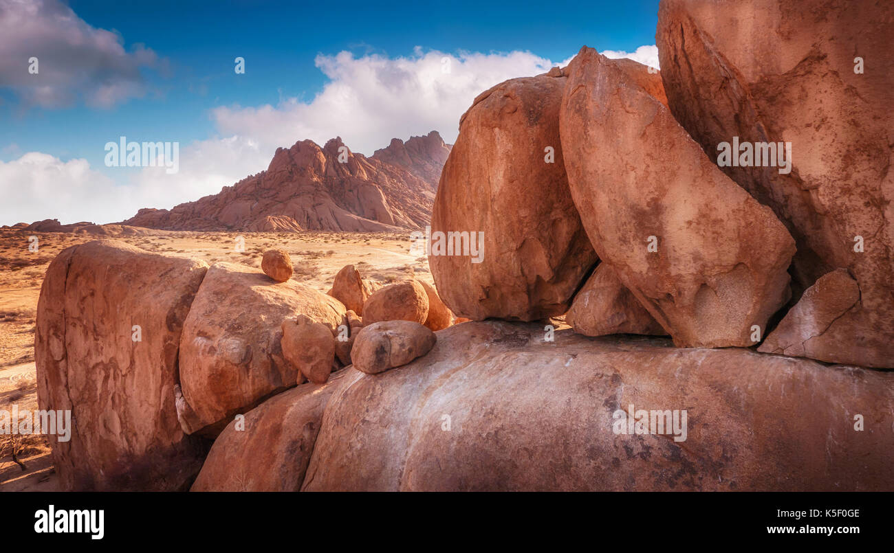 Gruppo di antiche grandi massi di granito a spitzkoppe, damaraland, nella morbida luce mattutina del Deserto Namibiano, Namibia. Foto Stock