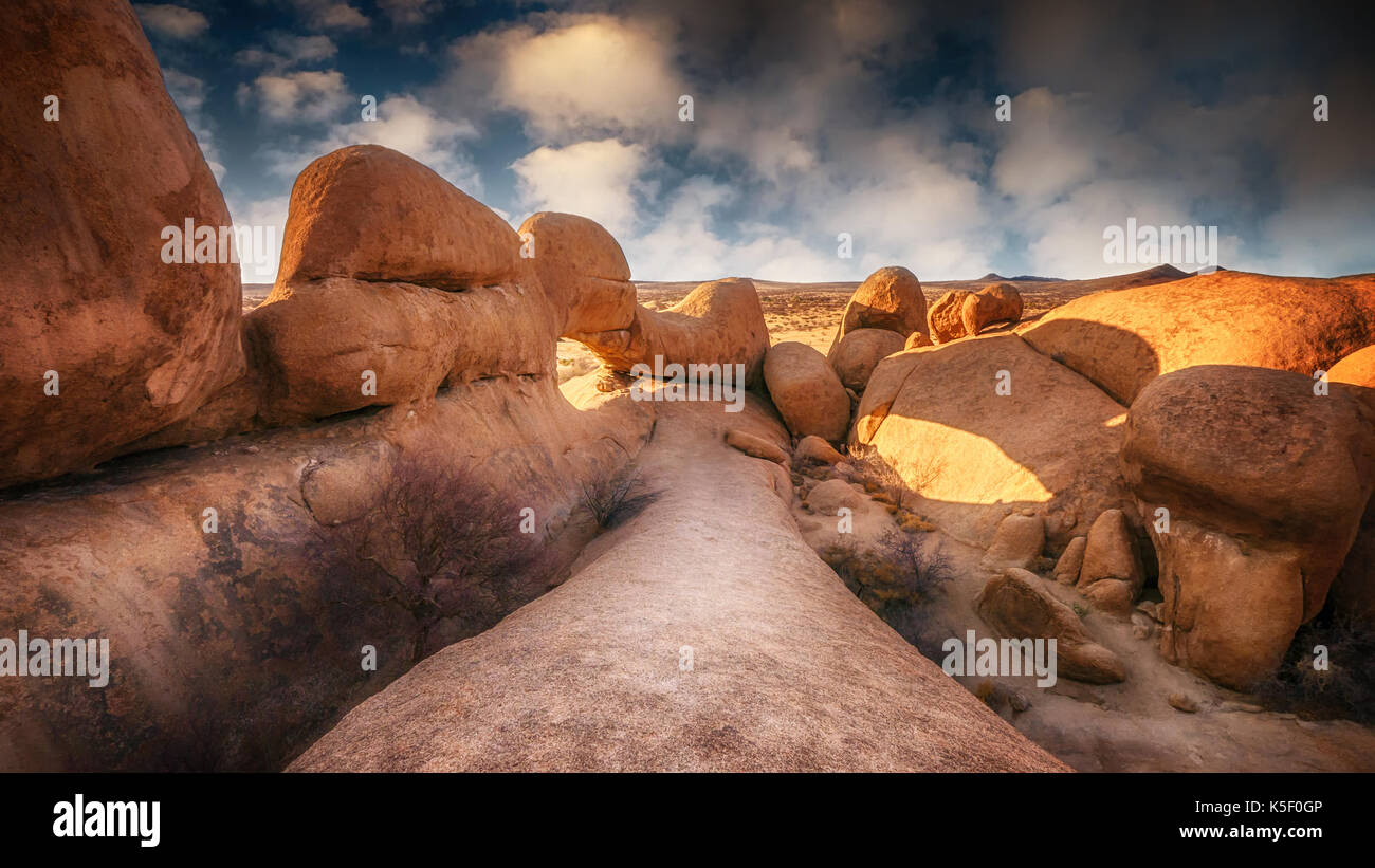 Imponente roccia di granito formazioni di spitzkoppe, damaraland, in golden luce mattutina. Deserto Namibiano, Namibia. Foto Stock
