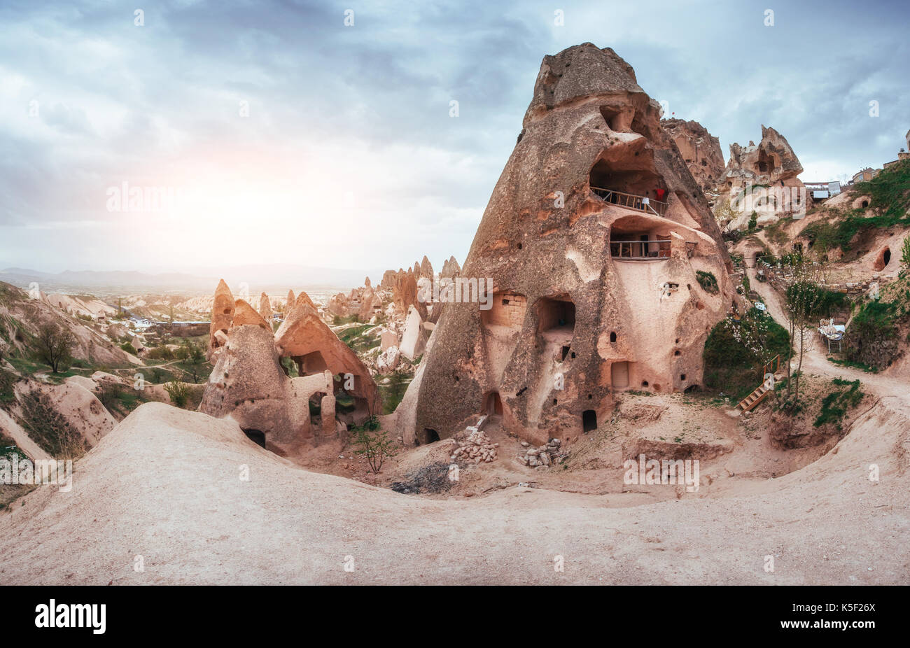 Fantastico tramonto sul red valley in Cappadocia, Anatolia, Turchia. montagne vulcaniche Foto Stock