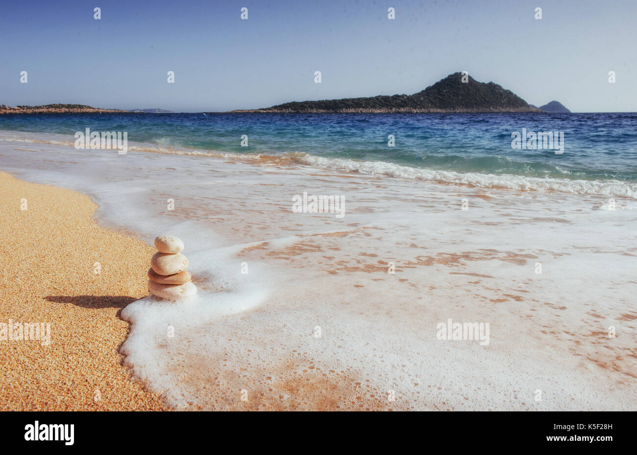 Fantastiche vedute della costa del mare con sabbia gialla e blu dell'acqua. Foto Stock