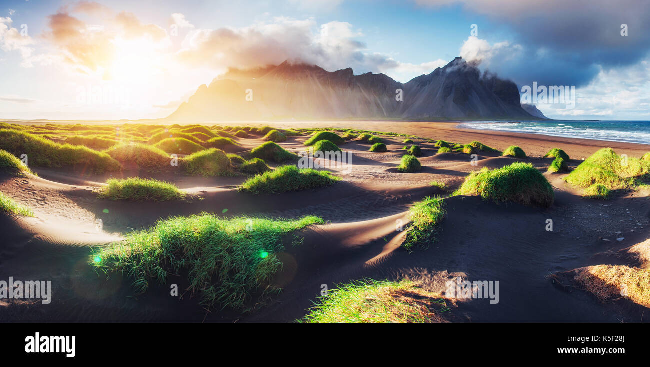 Fantastico ovest della montagna e lava vulcanica dune di sabbia sulla spiaggia stokksness Foto Stock