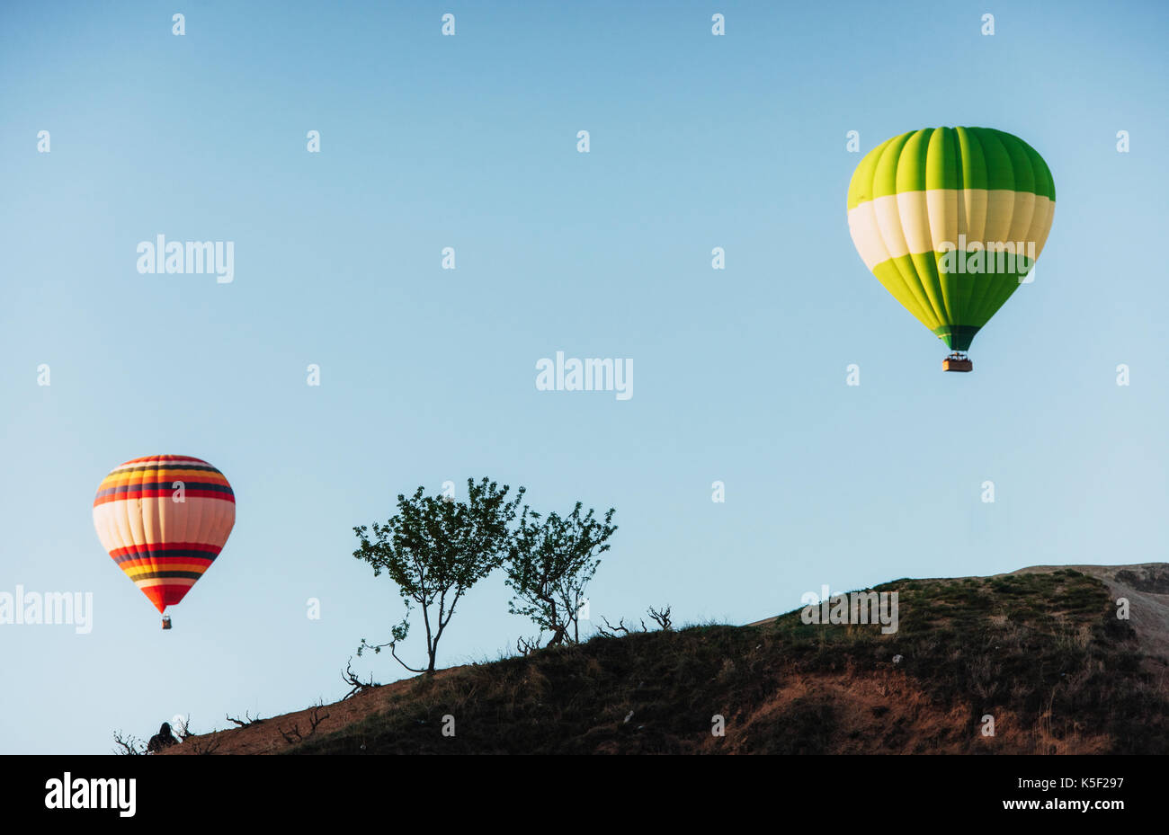 Mongolfiera Volare oltre il paesaggio di roccia a cappadocia turchia. valley, burrone, colline, si trova tra le montagne vulcaniche Foto Stock