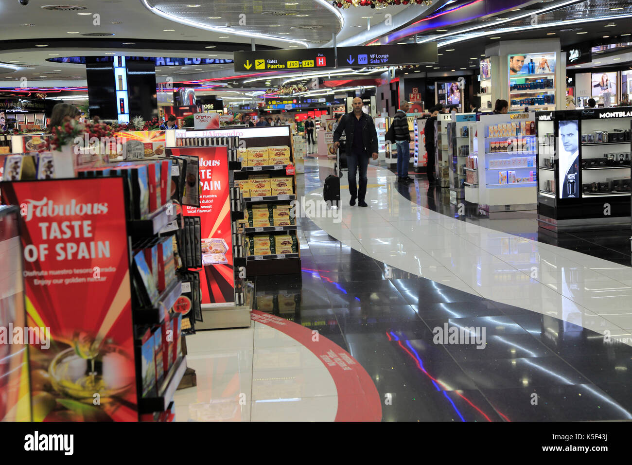 Shopping duty free a Adolfo Suárez Madrid-barajas airport, Madrid, Spagna Foto Stock