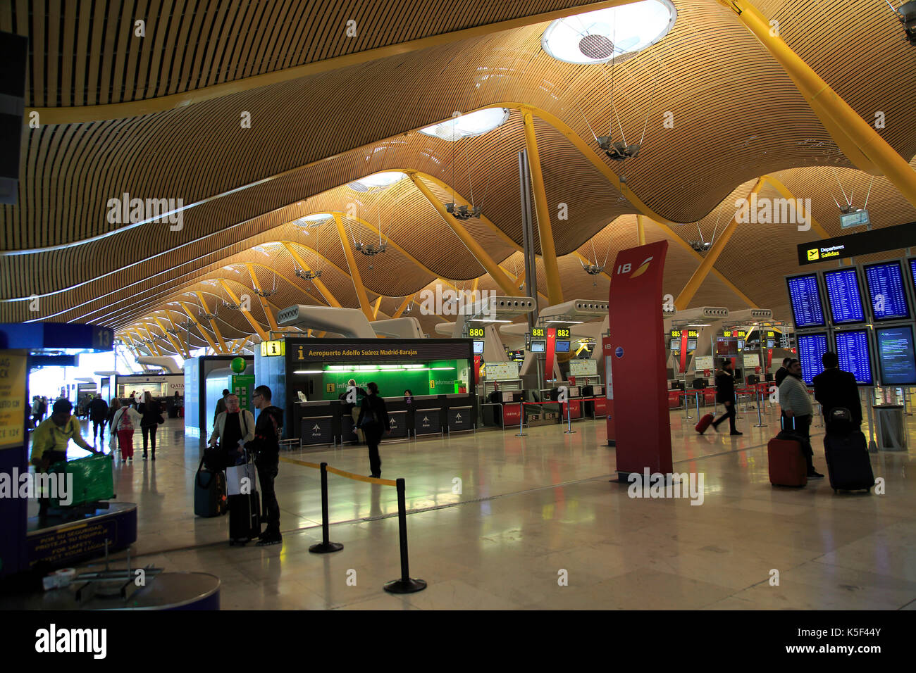 La moderna architettura interna del terminale 4 edificio, Adolfo Suárez Madrid-barajas airport, Madrid, Spagna Foto Stock