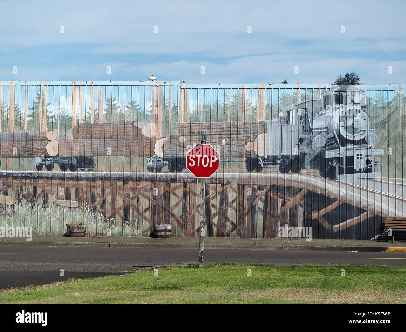 Street murale con la registrazione di un convoglio ferroviario in Raymond, WA Foto Stock