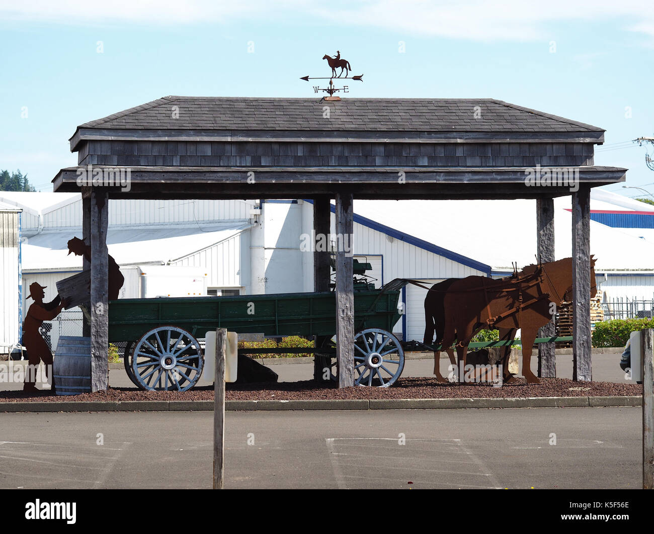 Padiglione aperto con una banderuola e cavalli silhouette arte vicino a Northwest Carrello Museum di Raymond WA, Stati Uniti d'America Foto Stock