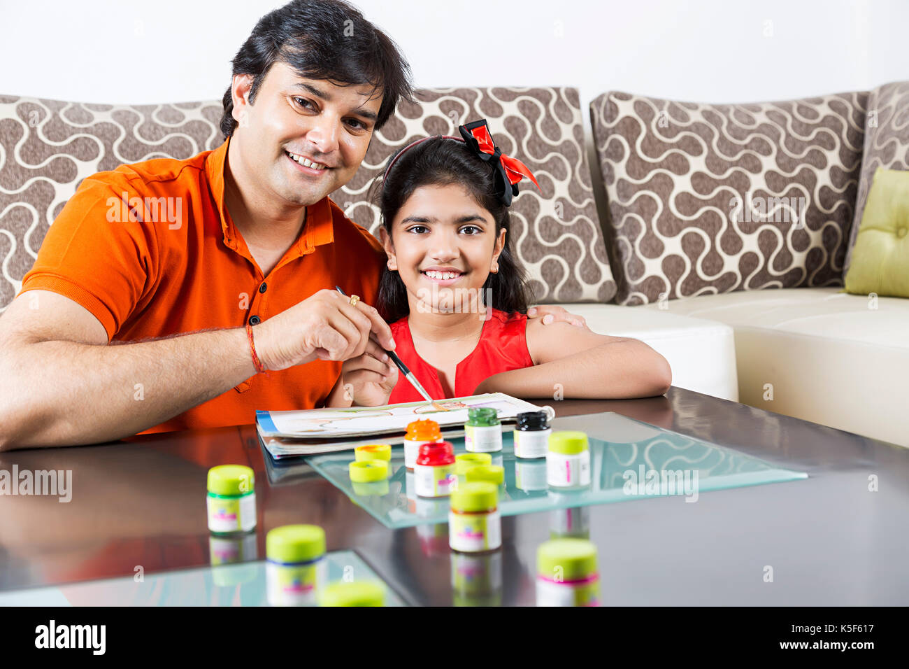 Padre con figlia piccola pittura in istruzione scolastica compiti Foto Stock