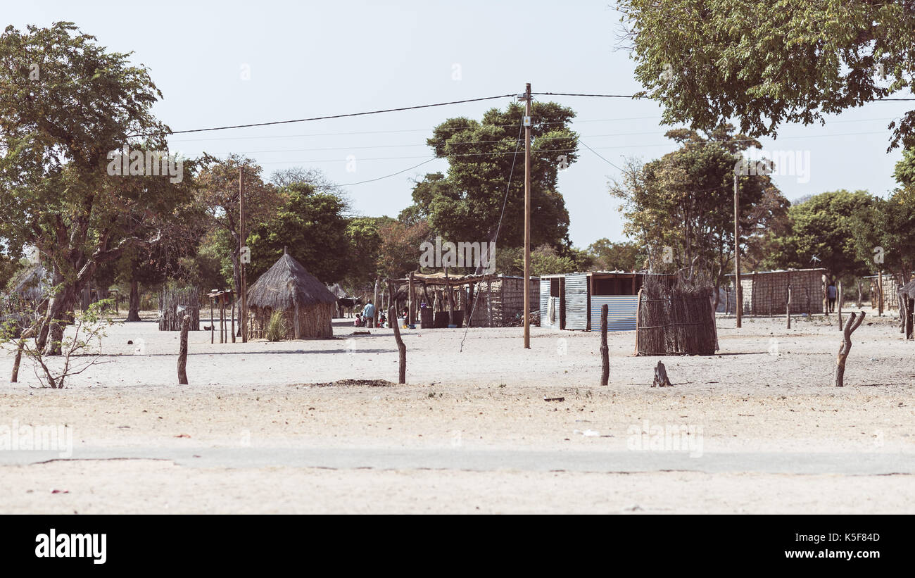 Fango e paglia baita in legno con tetto di paglia nel bush. villaggio locale nelle zone rurali Caprivi strip, la più popolosa regione in Namibia, africa. Foto Stock