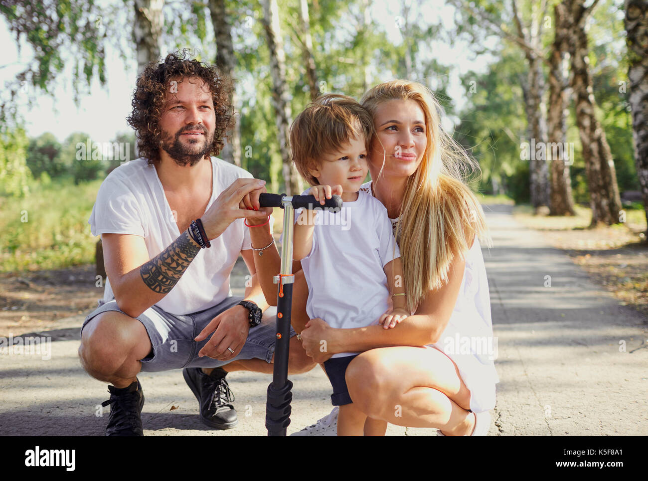 La famiglia felice nel parco. Foto Stock