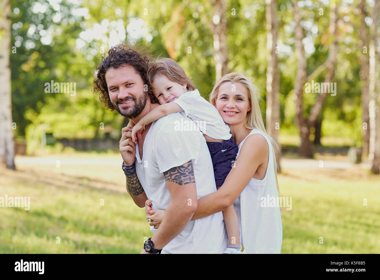 La famiglia felice nel parco. Foto Stock