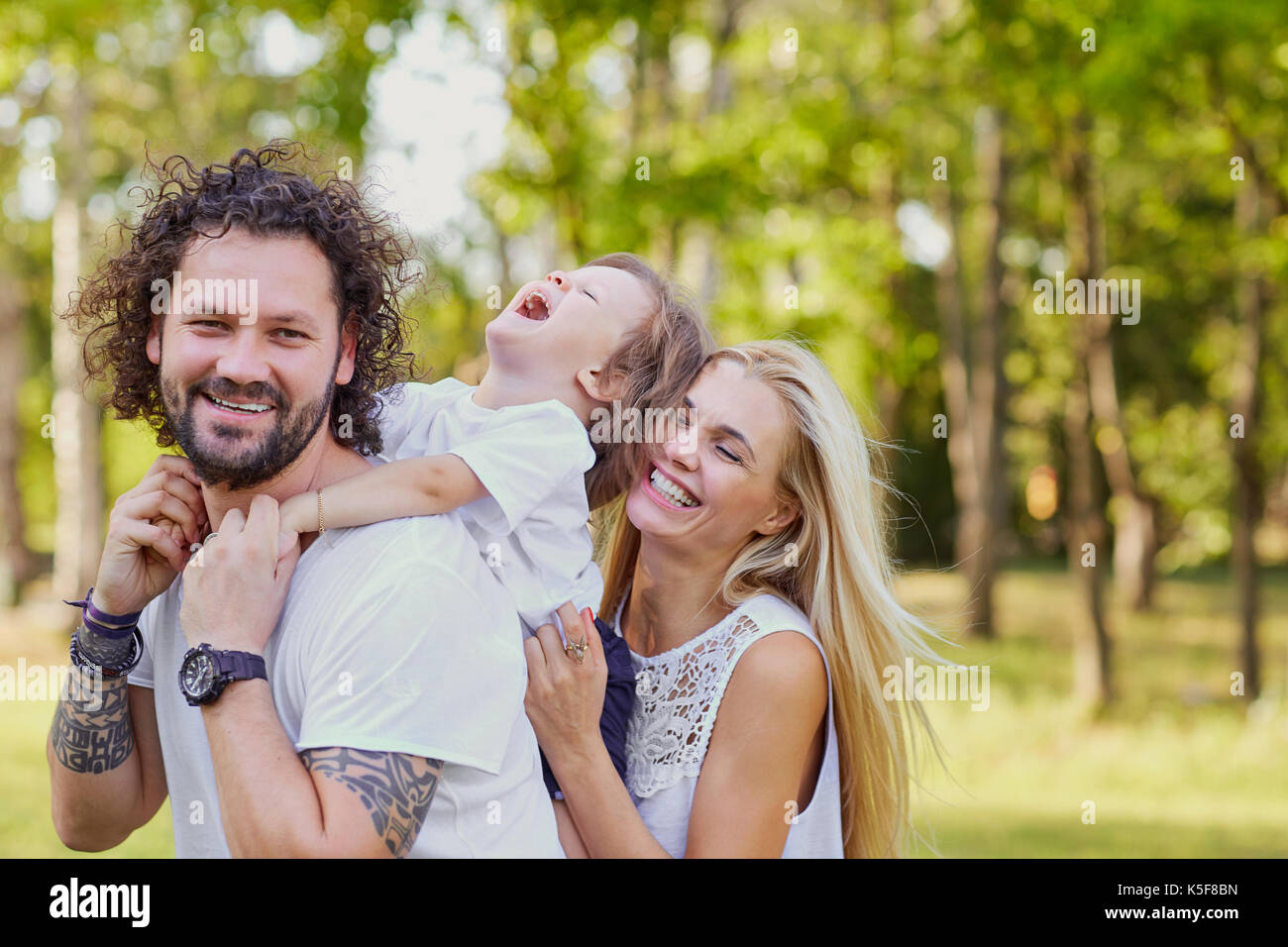 La famiglia felice nel parco. Foto Stock