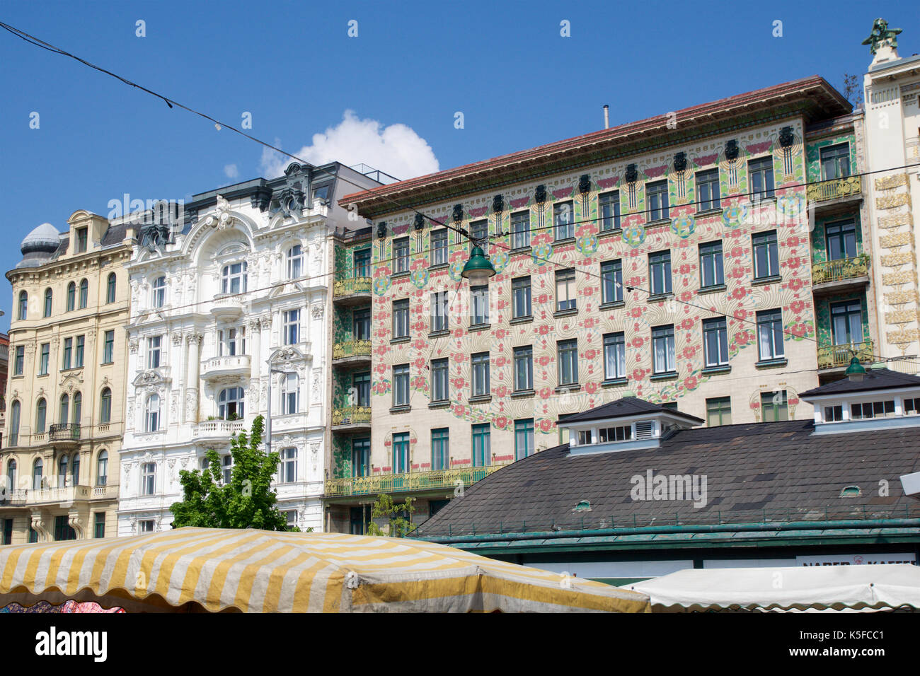 Vienna, Austria - aprile 30th, 2017: la casa in maiolica majolikahaus con i suoi ornamenti floreali Vicino a Naschmarkt di vienna austria famoso esempio di stile liberty art nouveau costruito da Otto Wagner nel 1899 Foto Stock