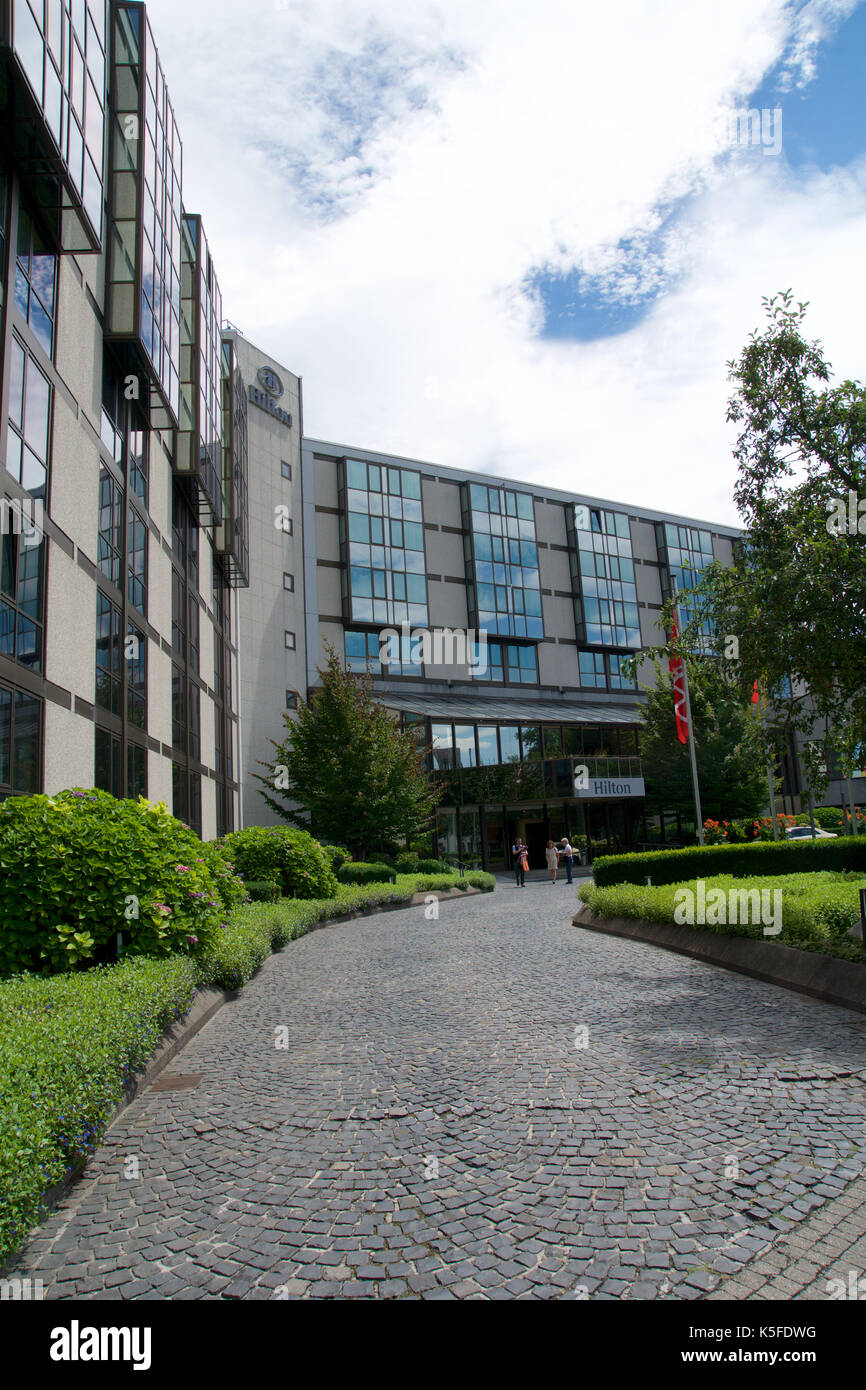 Mainz, Germania - luglio 09th, 2017: ingresso carraio o il lusso di un hotel hilton accanto al fiume Reno tedesco rhein. hilton hotels resorts è una catena internazionale di servizio completo di hotels e resorts di Hilton in tutto il mondo Foto Stock