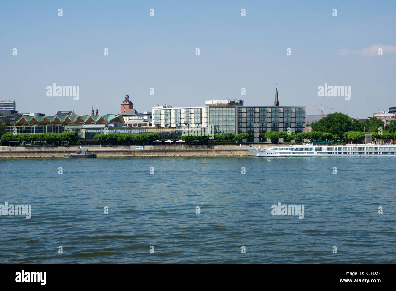 Mainz, Germania - luglio 09th, 2017: lussuoso Hilton hotel vicino al Reno tedesco rhein. vista esterna dall'opposto lato del fiume. hilton hotels resorts è una catena internazionale di servizio completo di hotels e resorts di Hilton in tutto il mondo. Foto Stock