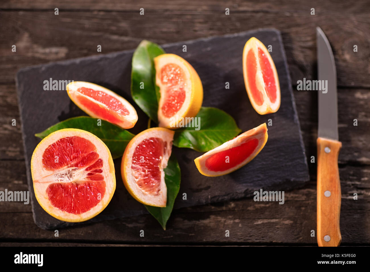 Bicchieri di organico fresco rosso arancio succo di frutta e frutta fresca. dieta detox Foto Stock