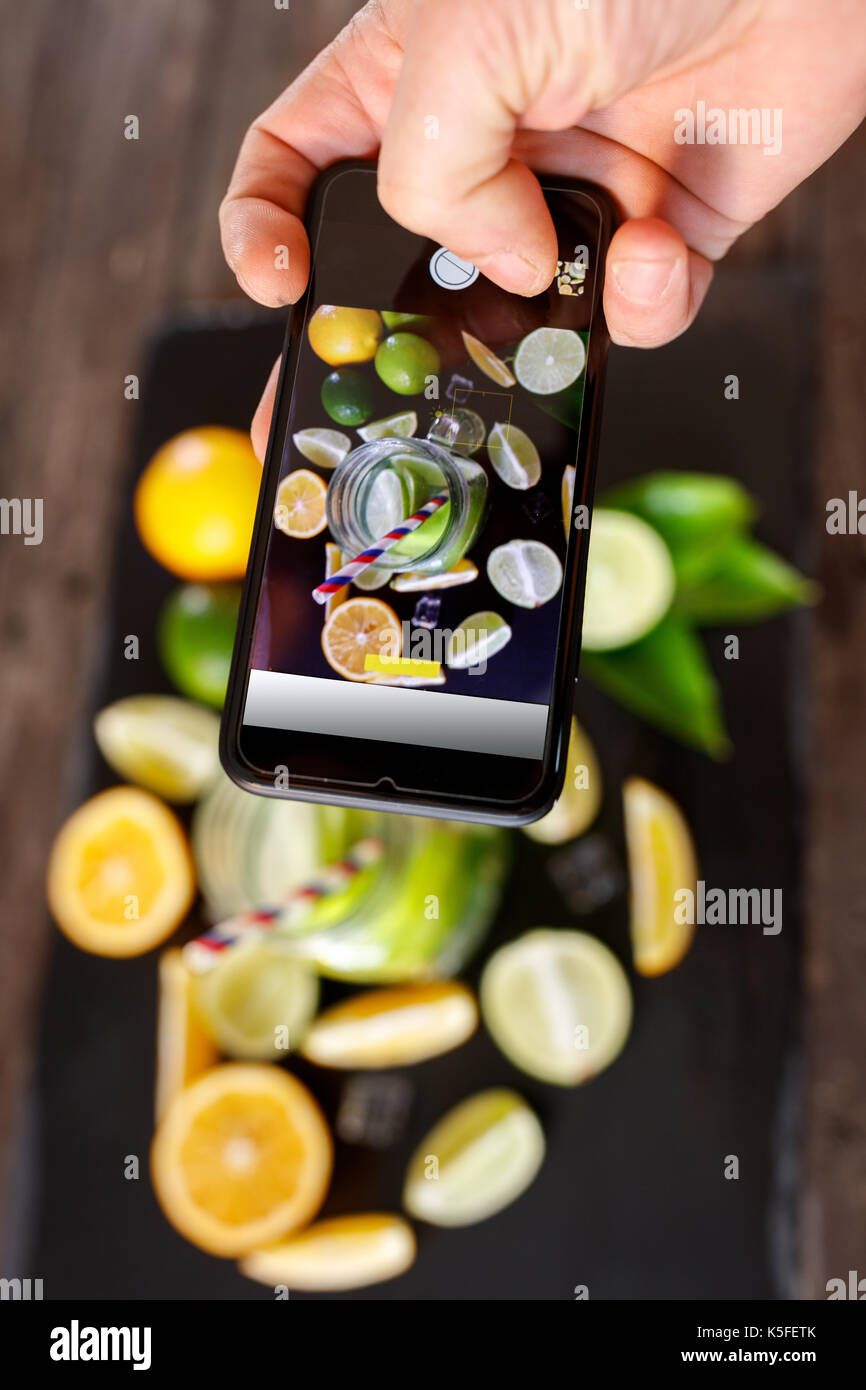 Prendete la fotografia mojito bere da telefono cellulare Foto Stock