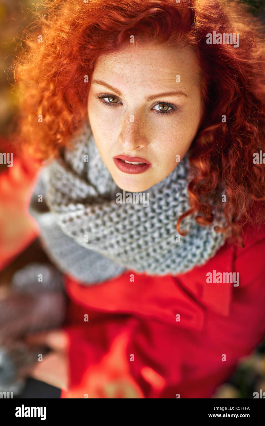 Curly redhead donna in autunno Foto Stock