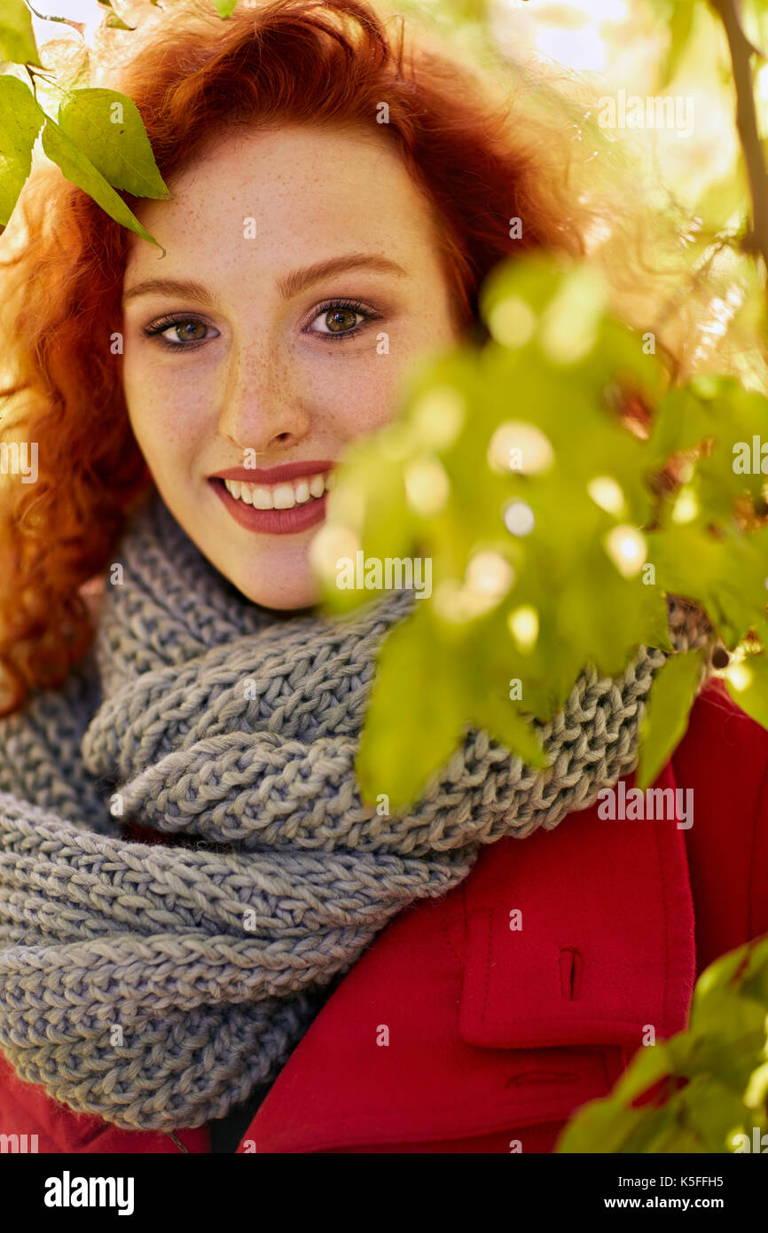 Pretty curly ginger ragazza in natura Foto Stock
