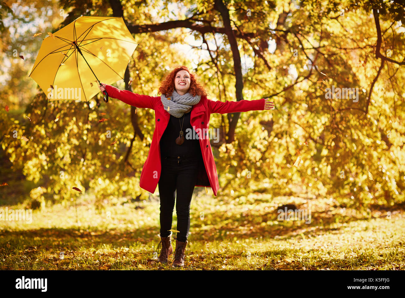 Allegro redhead donna godendo nel parco in autunno Foto Stock