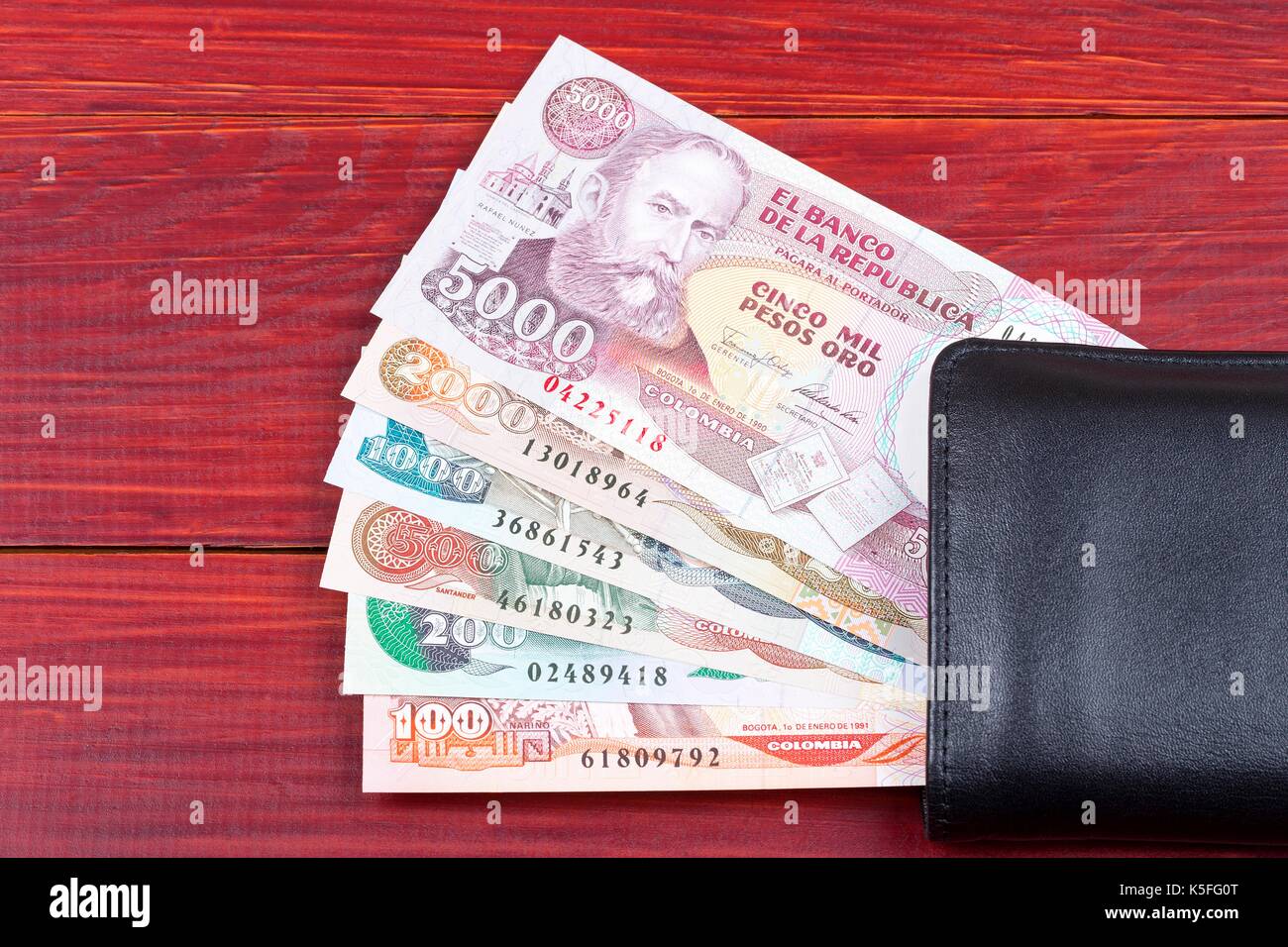 Colombiano di denaro nel portafoglio nero Foto Stock