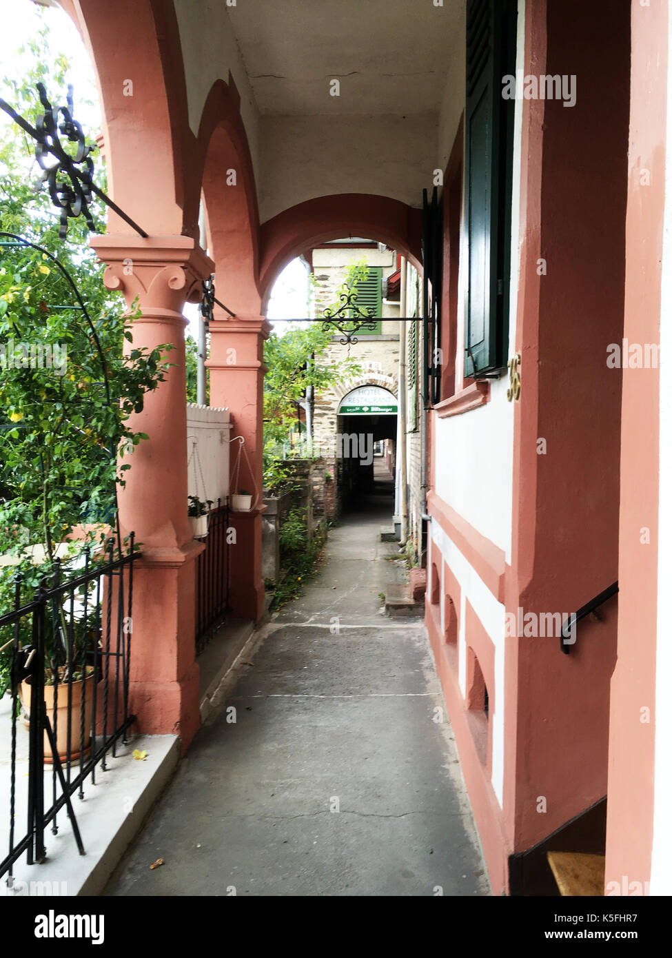 Bacharach sul Reno, Germania, marciapiede sulla parete della città Foto Stock