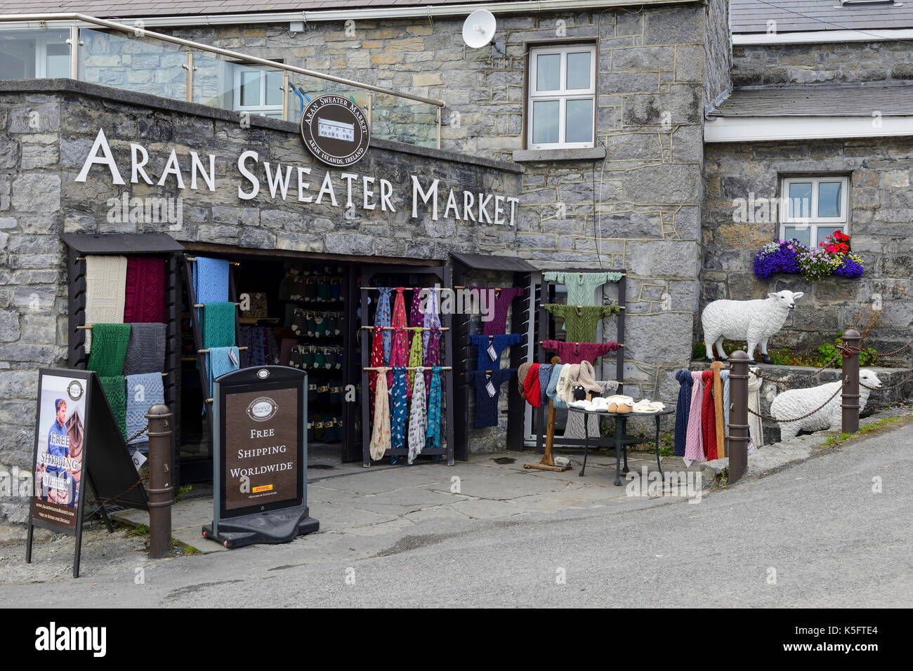 Negozio di vendita Aran maglioni a Kilronan sull isola Inishmore nel gruppo  di Aran, nella contea di Galway, Repubblica di Irlanda Foto stock - Alamy