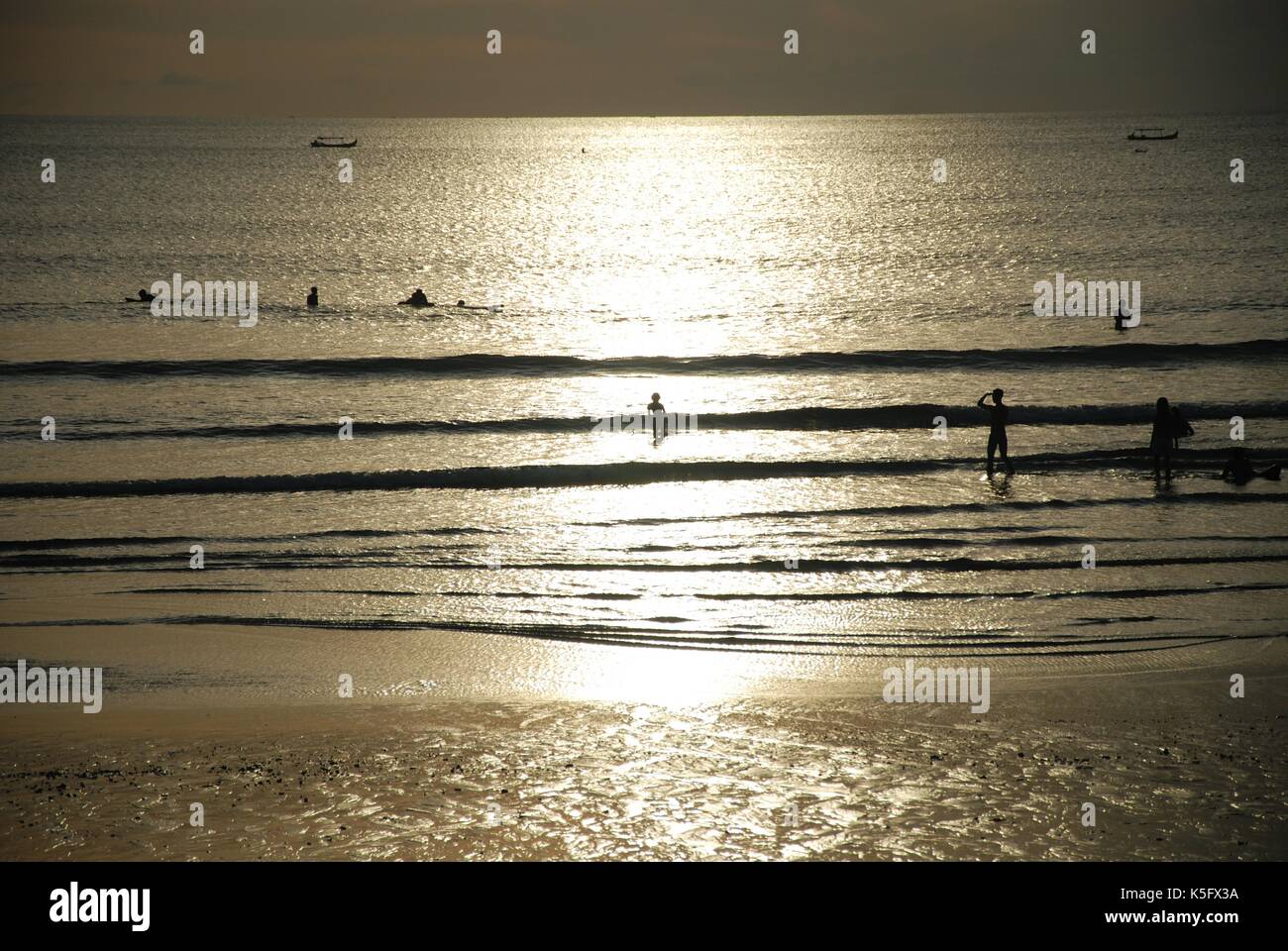 Vista al tramonto di una spiaggia di Bali, Indonesia Foto Stock
