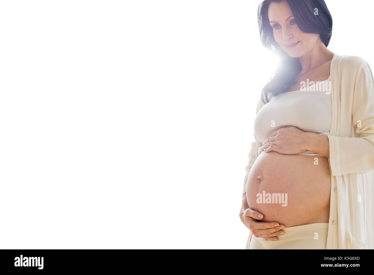Donna incinta toccando la pancia. Foto Stock