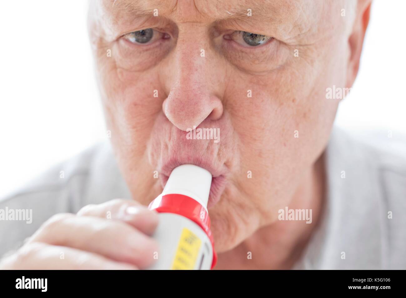 Senior uomo con misuratore del picco di flusso espiratorio. Foto Stock