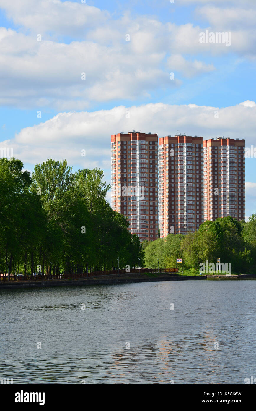 3 nuove case residenziali sulle rive del fiume di Mosca, Russia Foto Stock