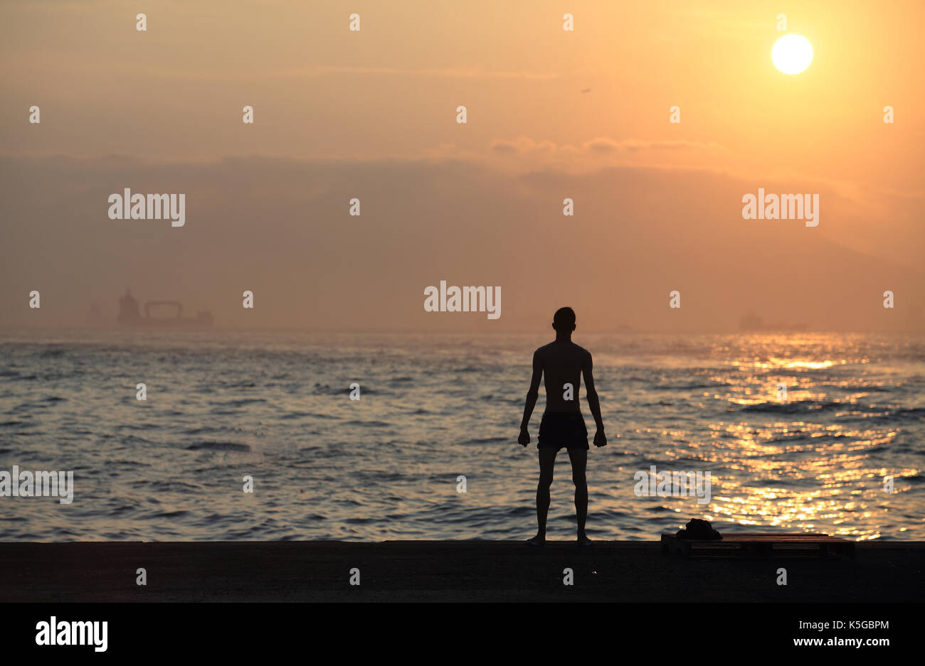 Alzarsi e gridare al sole in hongkong Foto Stock