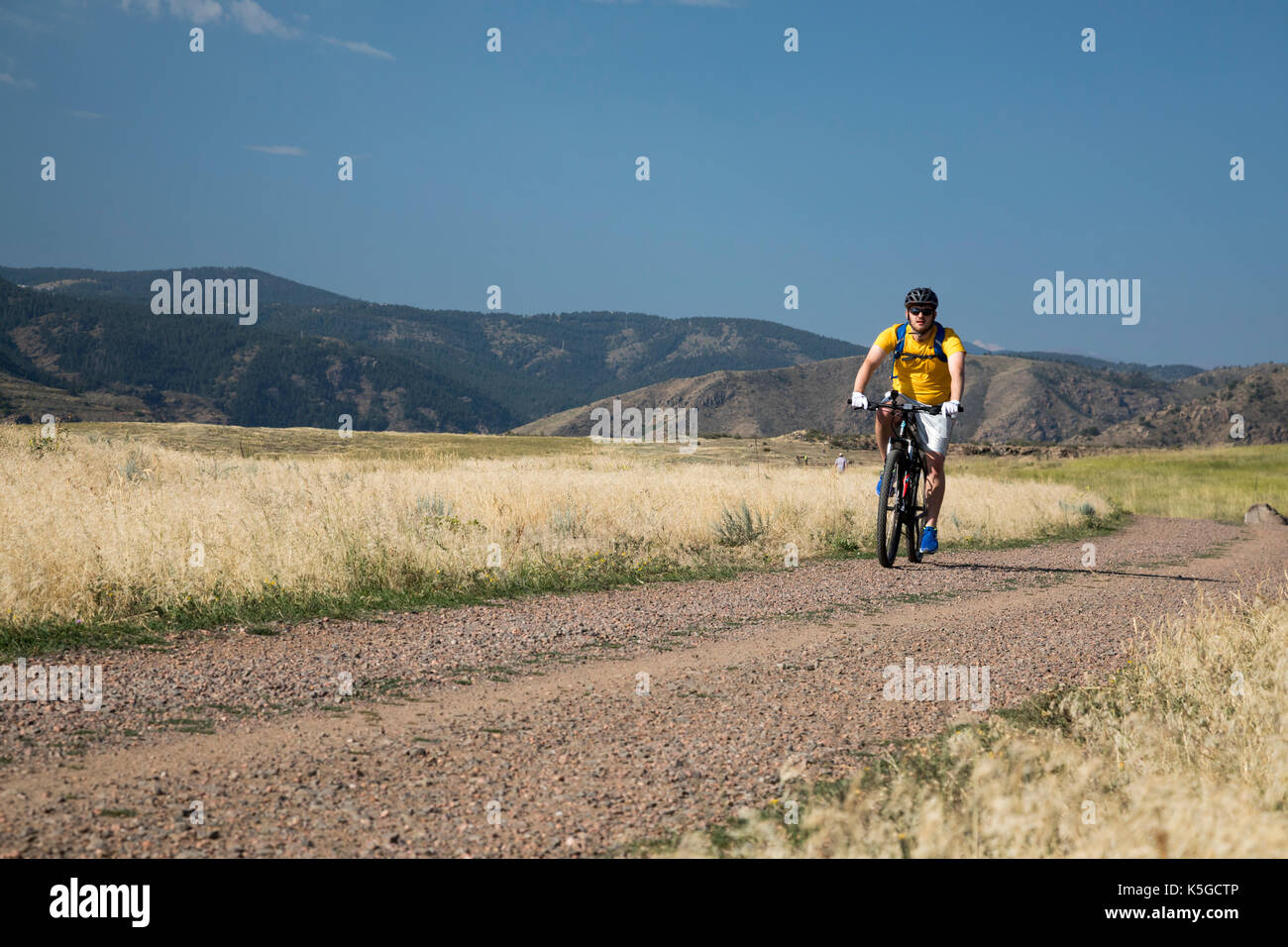Golden, Colorado - un mountain biker su un sentiero in nord table mountain Park, una mesa si affaccia su Denver. Foto Stock