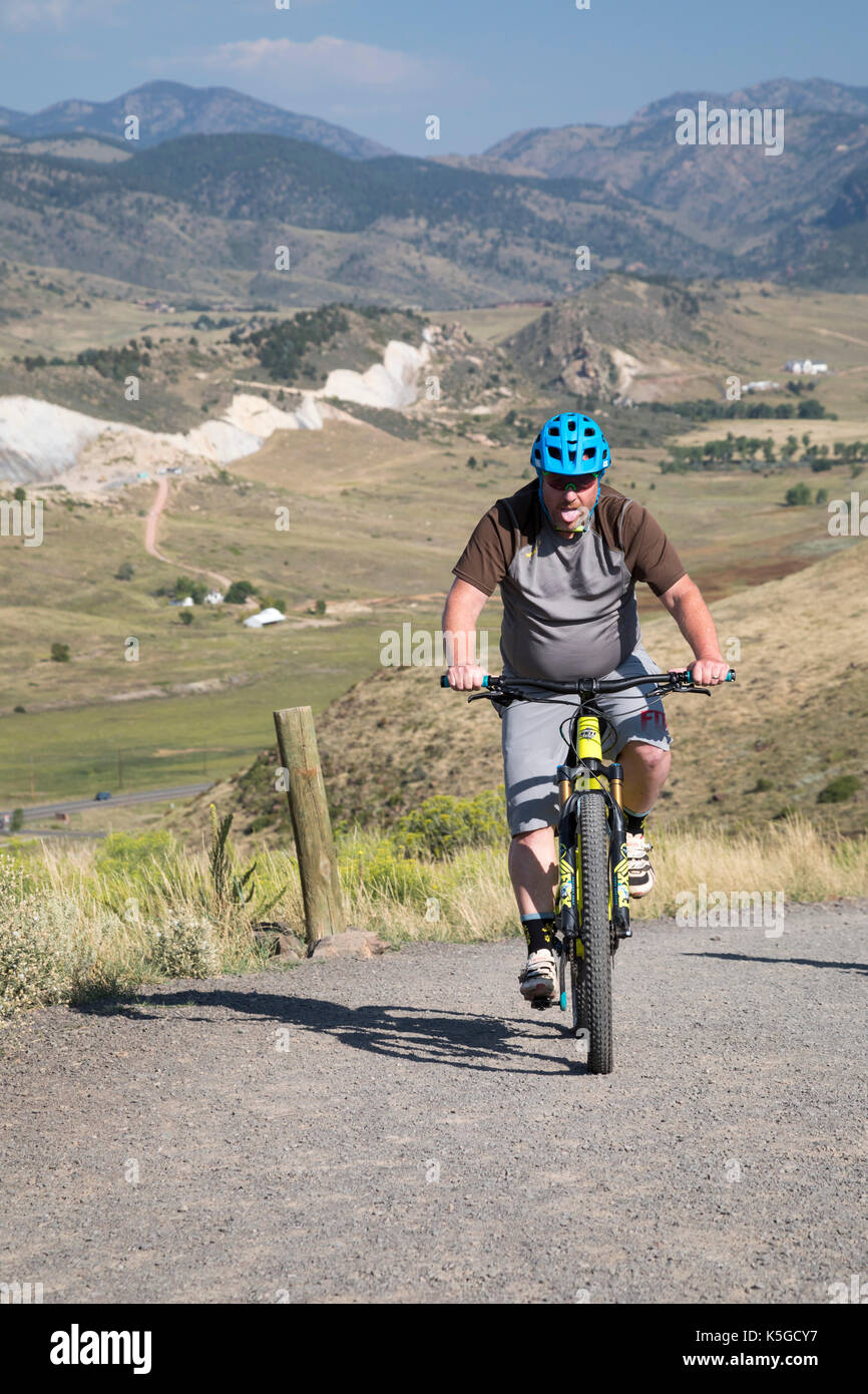 Golden, Colorado - un mountain biker lotte di salire su una collina a nord di table mountain Park, una mesa si affaccia su Denver. Foto Stock
