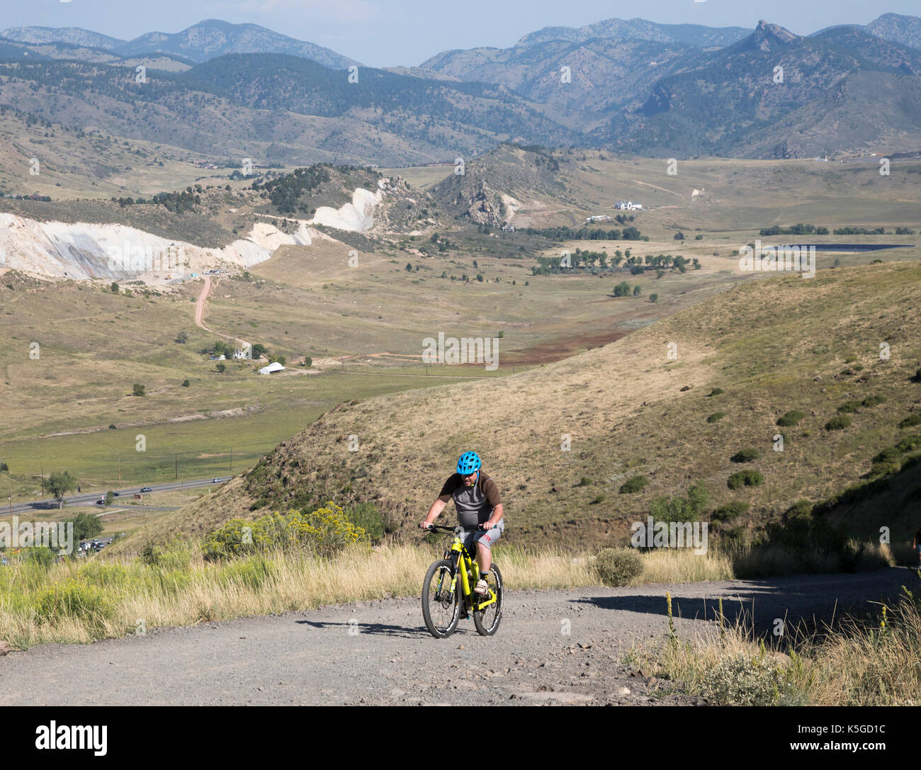 Golden, Colorado - un mountain biker lotte di salire su una collina a nord di table mountain Park, una mesa si affaccia su Denver. Foto Stock