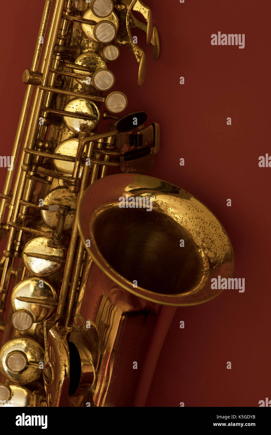 Golden sassofono su uno sfondo Foto Stock
