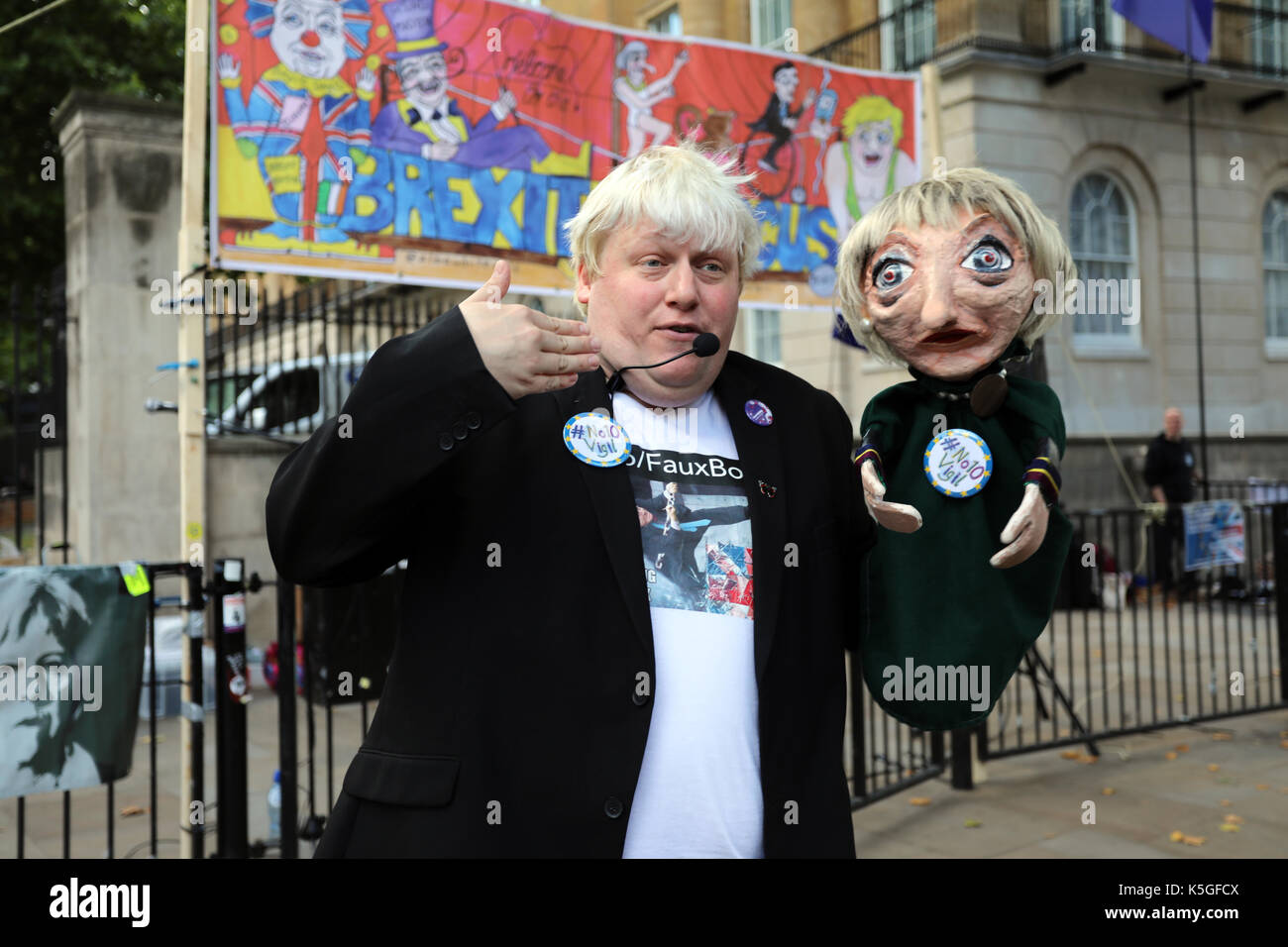 Londra, Regno Unito. Il 9 settembre, 2017. Drew Galdron esegue come FauxBoJo sulla base del Segretario degli esteri britannico Boris Johnson, su Whitehall, Londra centrale durante il popolo del marzo per l'Europa, un anti-Brexit rally, il 9 settembre 2017 Credit: Dominic Dudley/Alamy Live News Foto Stock