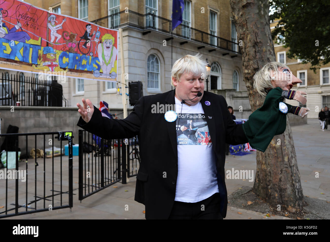 Londra, Regno Unito. Il 9 settembre, 2017. Drew Galdron esegue come FauxBoJo sulla base del Segretario degli esteri britannico Boris Johnson, su Whitehall, Londra centrale durante il popolo del marzo per l'Europa, un anti-Brexit rally, il 9 settembre 2017 Credit: Dominic Dudley/Alamy Live News Foto Stock