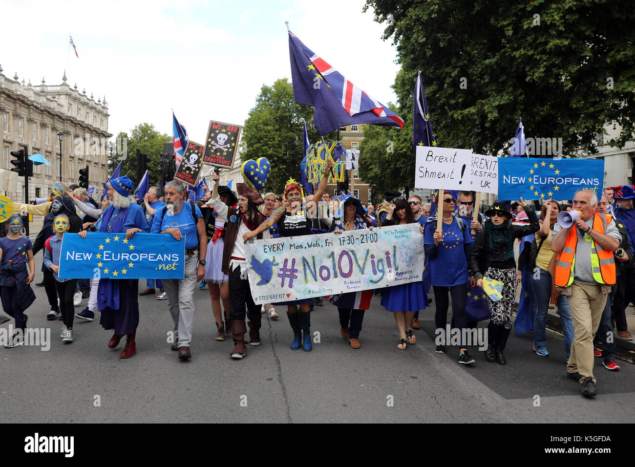 Londra, Regno Unito. Il 9 settembre, 2017. Pro-UE dimostranti marzo giù Whitehall, Londra centrale, durante il popolo del marzo per l'Europa, il 9 settembre 2017 Credit: Dominic Dudley/Alamy Live News Foto Stock