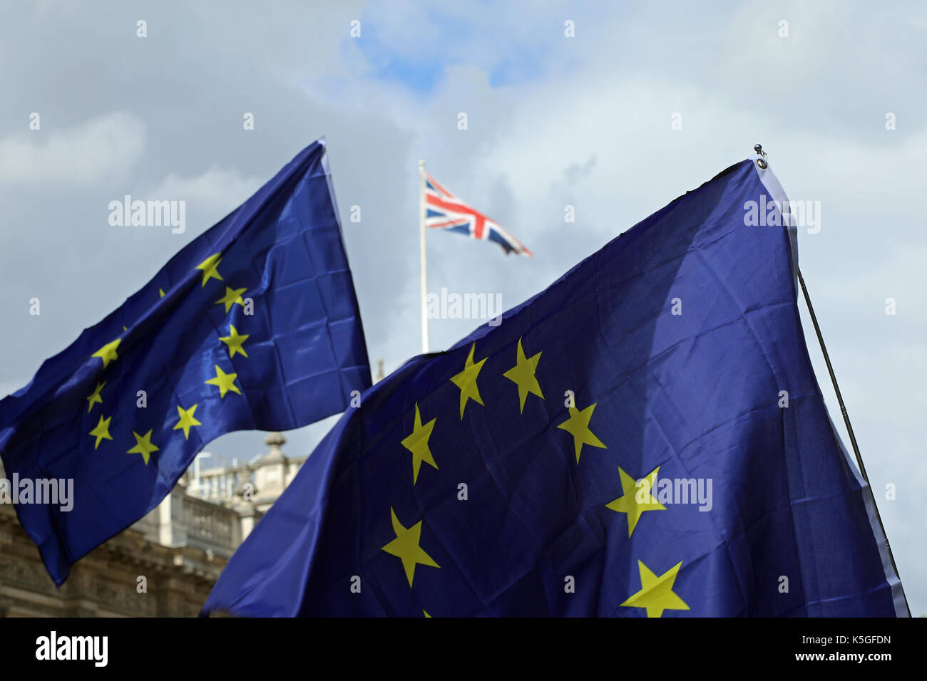 Londra, Regno Unito. Il 9 settembre, 2017. Bandiera UE tenuto dai dimostranti marciando verso il basso Whitehall, Londra centrale, durante il popolo del marzo per l'Europa, un anti-Brexit rally, il 9 settembre 2017, con il Regno Unito la bandiera europea in background. Credito: Dominic Dudley/Alamy Live News Foto Stock