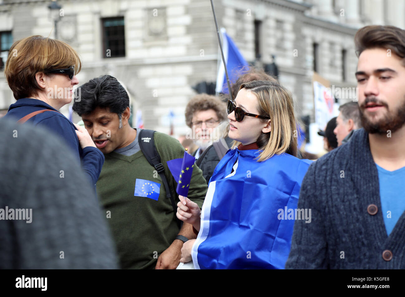 Londra, Regno Unito. Il 9 settembre, 2017. I manifestanti chattare con gli altri in Parlamento Square Garden, Londra centrale, durante il popolo del marzo per l'Europa, un anti-Brexit rally, il 9 settembre 2017 Credit: Dominic Dudley/Alamy Live News Foto Stock