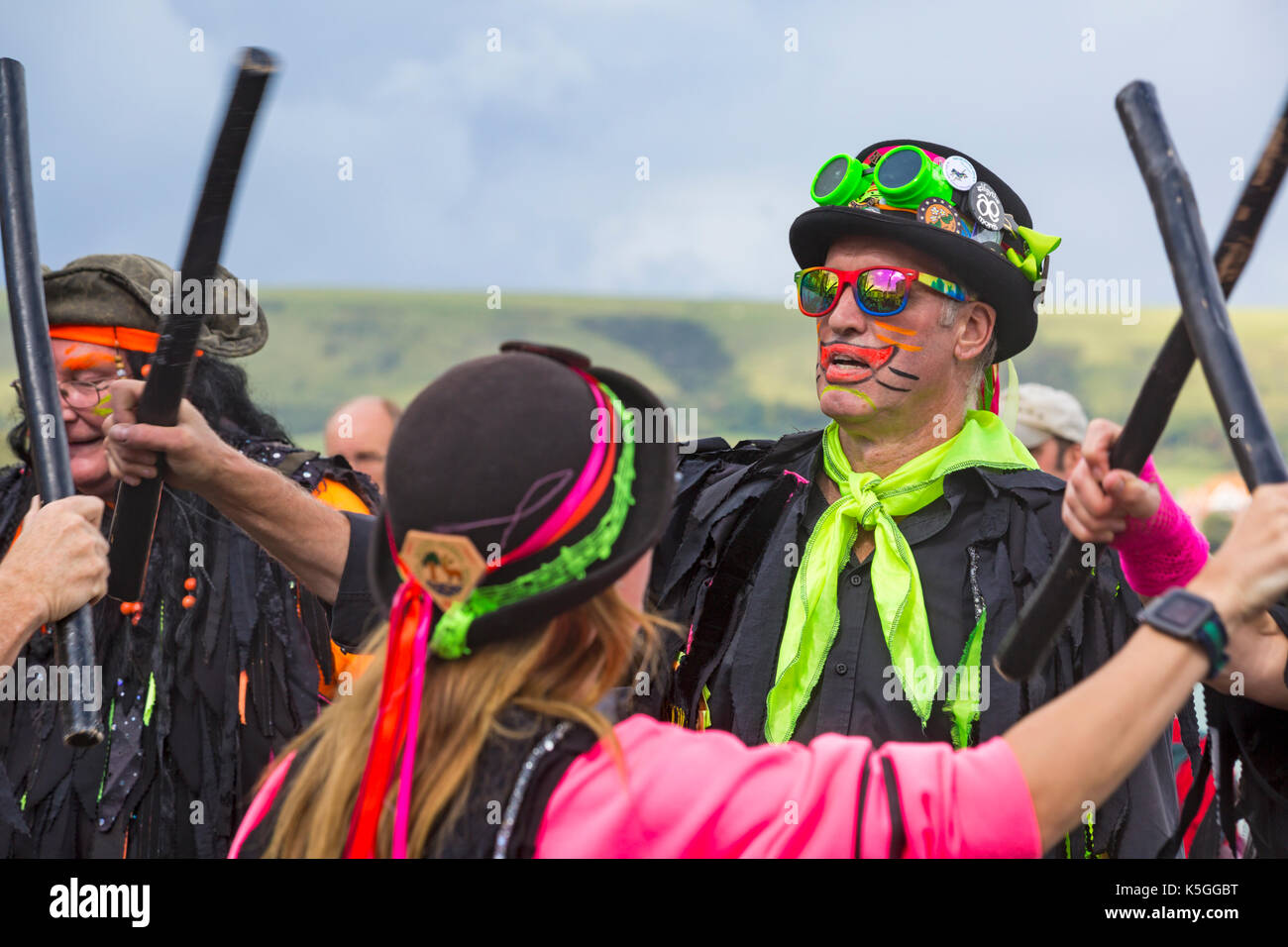 Swanage, Dorset, Regno Unito. 9 Sep, 2017. La folla gregge a Swanage Folk Festival per il XXV anniversario per vedere i gruppi di danza e musica lungo il lungomare. Il meteo misti, sole e pioggia, non scoraggiare i loro spiriti. I membri di confine Morris ballerini eseguono. Credito: Carolyn Jenkins/Alamy Live News Foto Stock