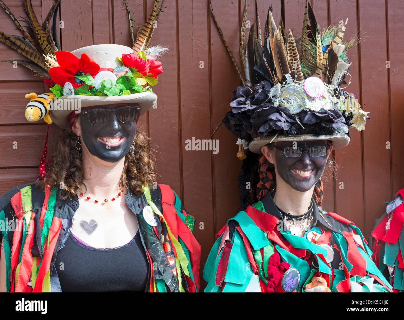 Swanage, Dorset, Regno Unito. 9 Sep, 2017. La folla gregge a Swanage Folk Festival per il XXV anniversario per vedere i gruppi di danza e musica lungo il lungomare. Il meteo misti, sole e pioggia, non scoraggiare i loro spiriti. Morris ballerini, membri della Fox Morris. Credito: Carolyn Jenkins/Alamy Live News Foto Stock