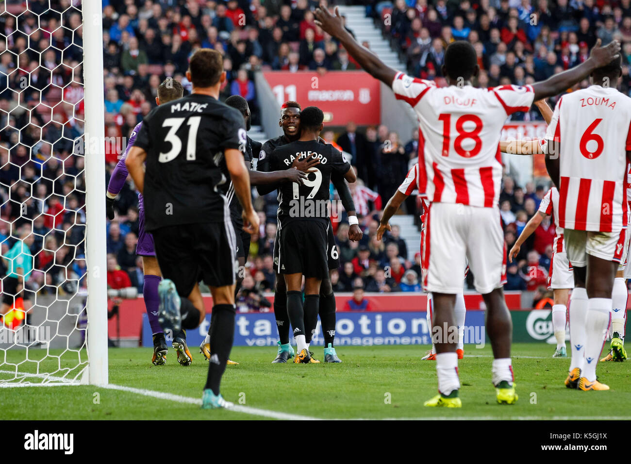 Stoke-on-Trent, Regno Unito. 09Sep, 2017. paul pogba del manchester united festeggia dopo aver segnato il suo lato del primo obiettivo di uniformare e rendere il cliente 1-1 durante il match di premier league tra stoke city e manchester united bet365 a stadium il 9 settembre 2017 a Stoke-on-Trent, Inghilterra. Credito: immagini di phc/alamy live news Foto Stock