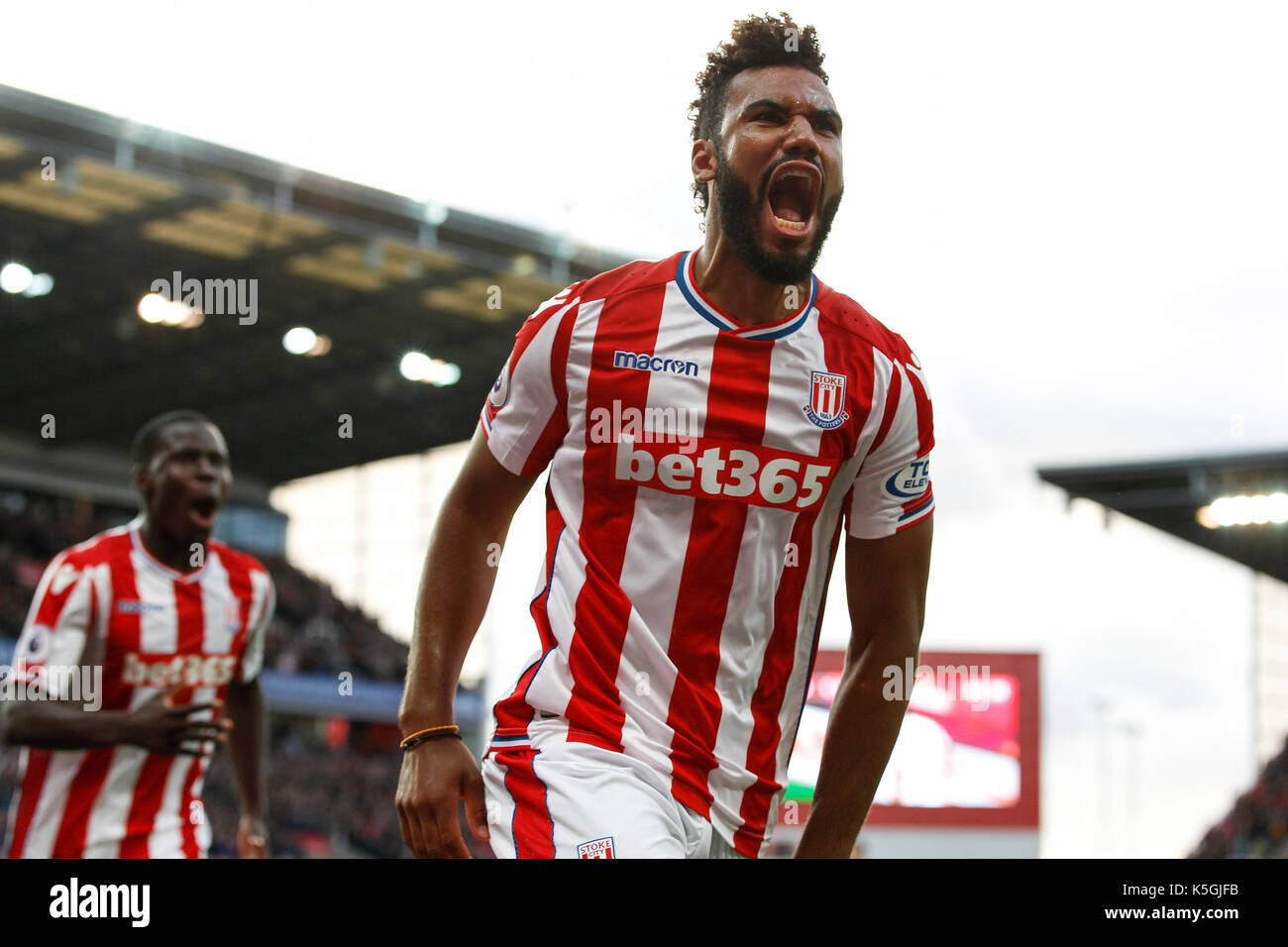 Stoke-on-Trent, Regno Unito 09Sep, 2017 eric maxim choupo-moting di Stoke City festeggia dopo aver segnato il suo lato del secondo obiettivo di uniformare e rendere il cliente 2-2 durante il match di premier league tra stoke city e manchester united bet365 a stadium il 9 settembre 2017 a Stoke-on-Trent, Inghilterra. (Foto di daniel chesterton/phcimages.com) credit: immagini di phc/alamy live news Foto Stock