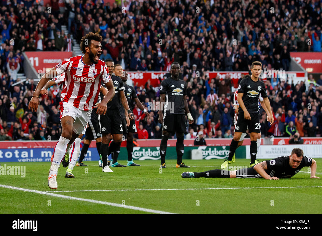 Stoke-on-Trent, Regno Unito 09Sep, 2017 eric maxim choupo-moting di Stoke City festeggia dopo aver segnato il suo lato del secondo obiettivo di uniformare e rendere il cliente 2-2 durante il match di premier league tra stoke city e manchester united bet365 a stadium il 9 settembre 2017 a Stoke-on-Trent, Inghilterra. (Foto di daniel chesterton/phcimages.com) credit: immagini di phc/alamy live news Foto Stock