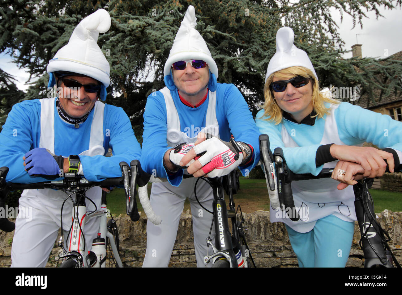 Bourton-on-the-acqua, UK. 9 Sep, 2017. Robert Spoors, Andy Pearson e Ali Pearson vestiti come i puffi mentre si guarda la fase sette del tour della Gran Bretagna di Bourton-on-the-acqua, UK. Credito: Carl Hewlett/Alamy Live News. Foto Stock