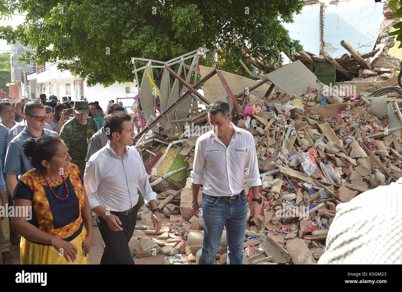 Oaxaca, Messico. 09Sep, 2017. il presidente messicano enrique peña nieto opinioni terremoto danni durante una visita alla città costiera più vicino all'epicentro settembre 9, 2017 in juchitán, oaxaca, Messico. il massiccio 8.2-grandezza quake ha colpito il sud della costa del Pacifico del Chiapas uccidendo almeno 60 persone e aree di livellamento in alcuni stati del sud. (Presidenciamx via planetpix) Credito: planetpix/alamy live news Foto Stock