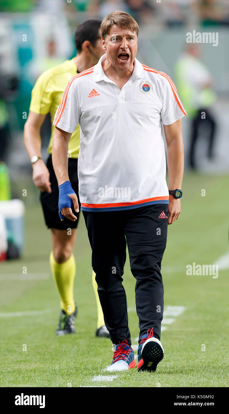 Budapest, Ungheria. 09Sep, 2017 Budapest, Ungheria - 9 settembre: head coach michael oenning di vasas fc esclamazioni durante l'ungherese banca otp liga match tra ferencvarosi tc e vasas fc a groupama arena il 9 settembre 2017 a Budapest, Ungheria. Credito: laszlo szirtesi/alamy live news Foto Stock