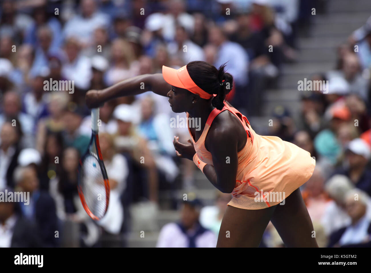 New York, Stati Uniti. 09Sep, 2017. US Open Tennis: New York, 9 settembre, 2017 - Sloane Stephens degli Stati Uniti che serve per il suo modo per sconfiggere il connazionale americano Madison i tasti per catturare il suo primo US Open donne singoli titolo in Flushing Meadows, New York. Credito: Adam Stoltman/Alamy Live News Foto Stock