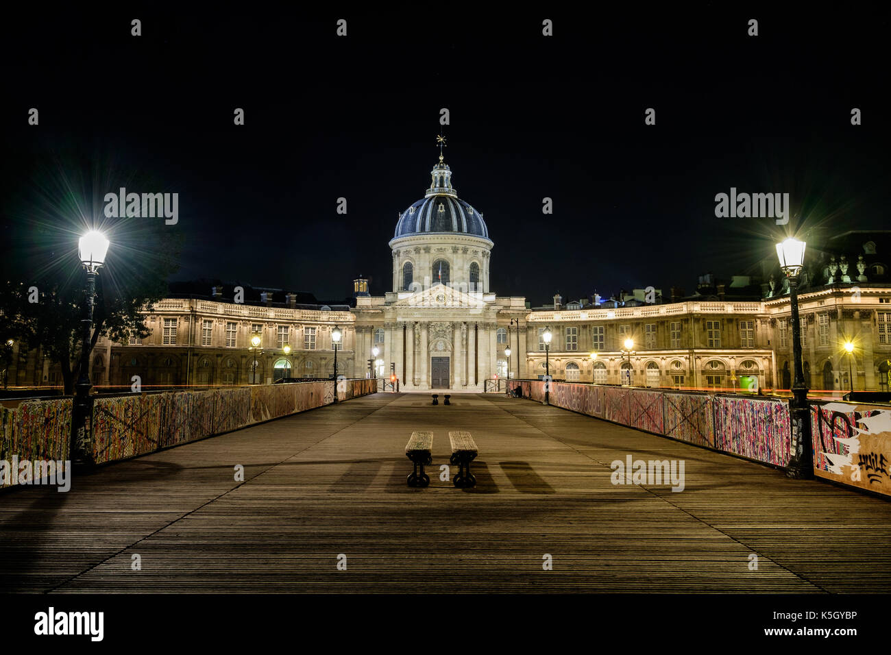 La notte a Parigi sul Pont des Arts Bridge con lo sfondo dell'edificio dell'Institut de France Foto Stock